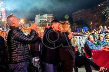 Un beso en los labios entre la edila Medina y el alcalde de Telde sella el triunfo de Los Nietos (Foto TA)